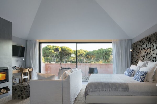sublime_comporta_country_retreat_amp_spa_imagelinksublime_comporta_owners_suite_fire_place