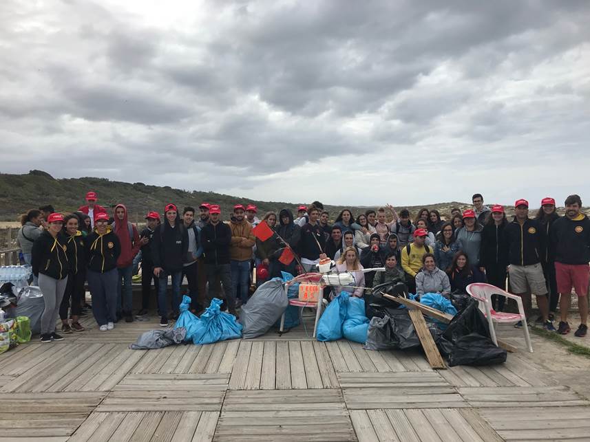 Voluntários retiram cerca de uma tonelada de lixo da costa de Grândola
