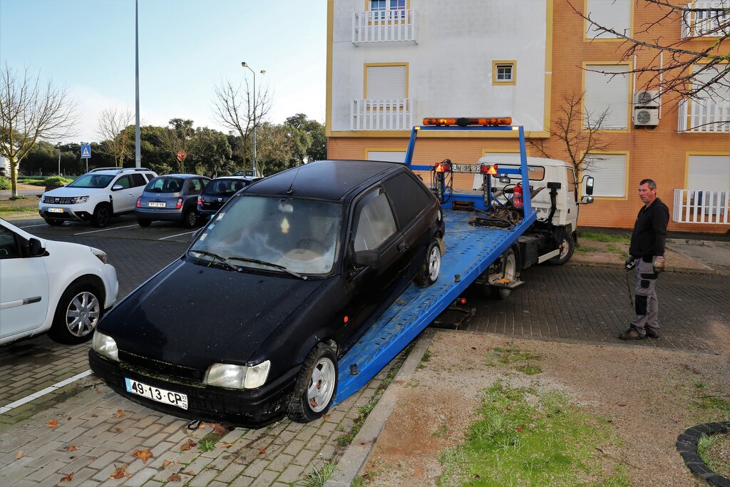 Município remove viaturas abandonadas no espaço público