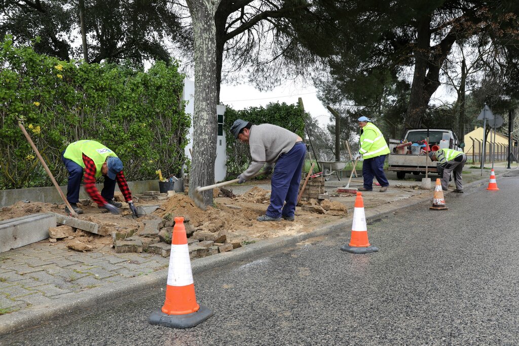 Aldeia da Justa -  Município desenvolve operação de manutenção de pavimento, junto às caldeiras d...