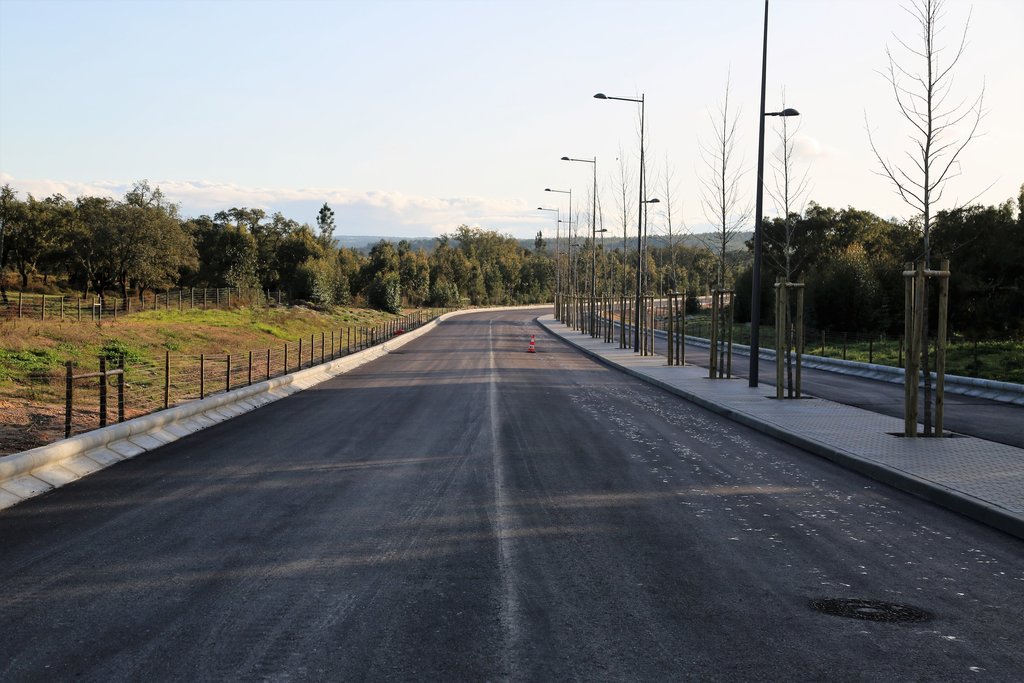  Já está aberta a 2.ª fase da Alameda José Amaro - que faz a ligação da Zona de Indústria Ligeira...