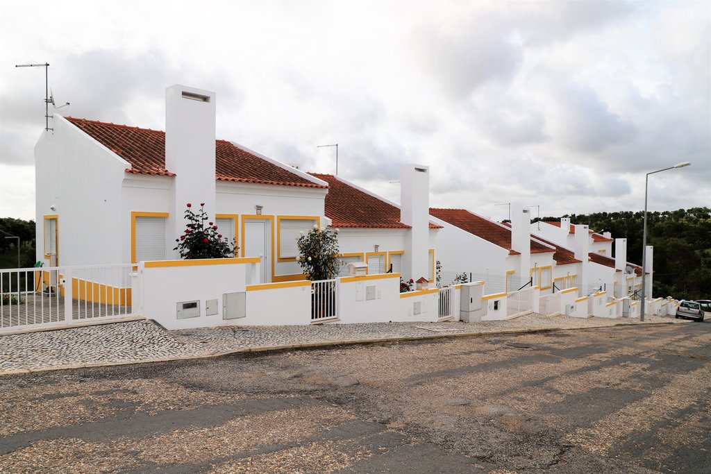 Duas famílias recebem chaves das suas novas habitações em Azinheira dos Barros