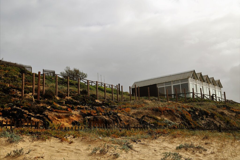 Já começaram as obras de construção do novo passadiço de acesso à praia da Aberta Nova