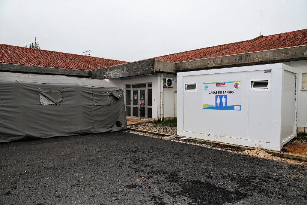 COVID 19 – Câmara Municipal equipa centro de testagem da unidade de saúde com instalações sanitárias
