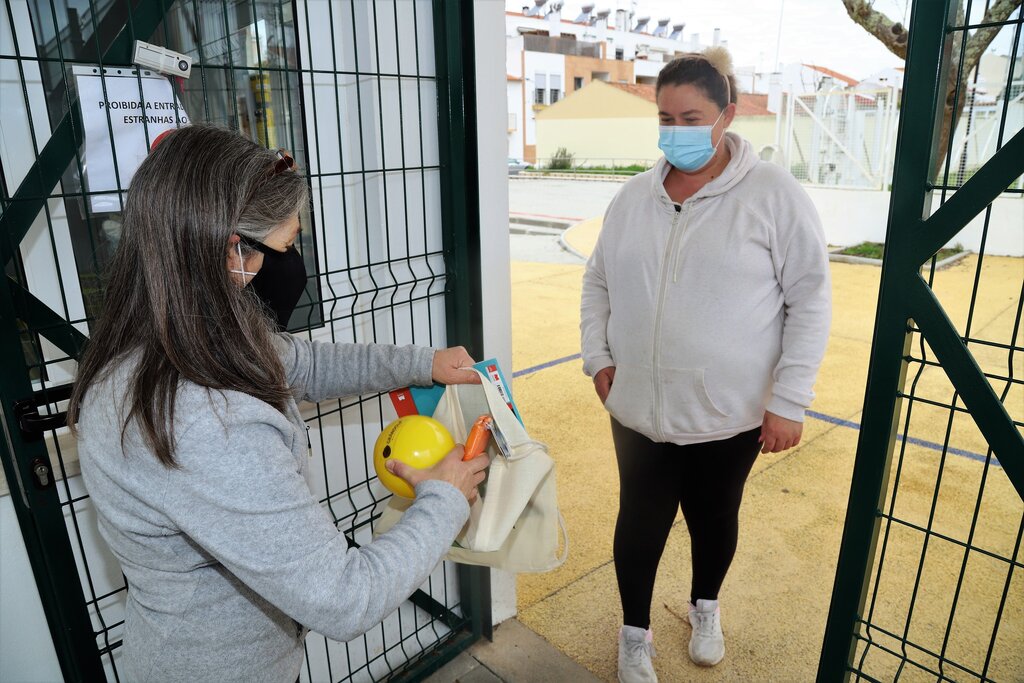 Município de Grândola entrega material desportivo a todos os alunos que integram o 1.º Ciclo do E...