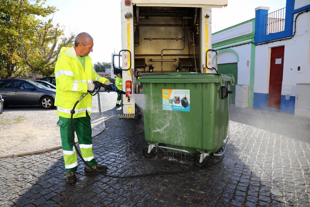 Lavagem e desinfeção de contentores do lixo em todo o concelho