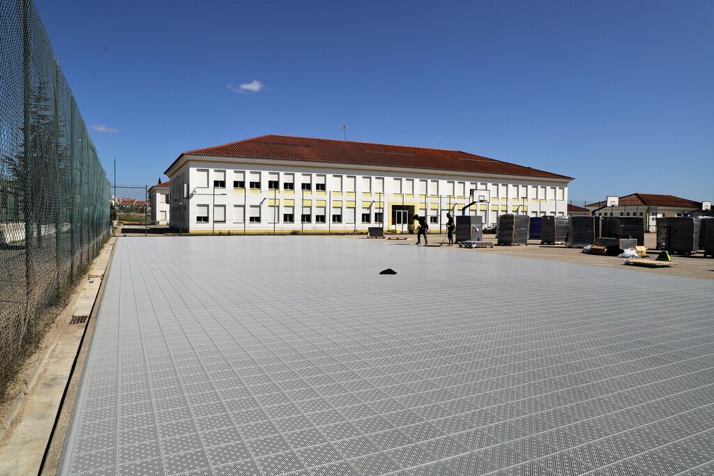 Já arrancaram as obras de requalificação do campo desportivo da Escola EB 2,3 de Grândola