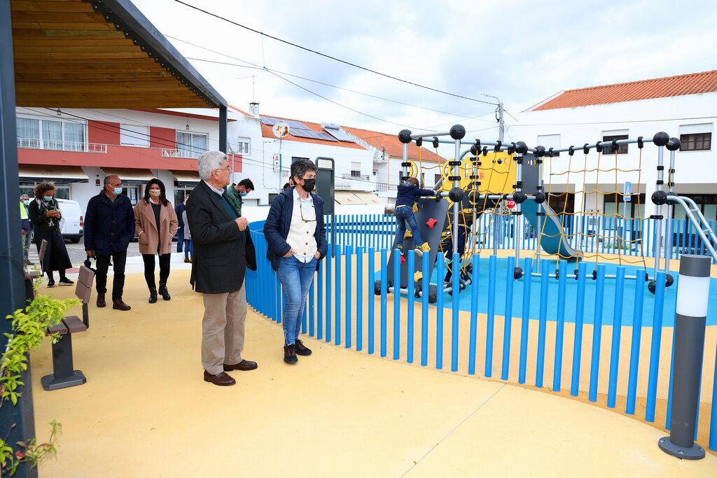 Espaços Lúdicos e de Lazer dos Cadoços e do Bairro do Arneiro abrem ao público com mais e melhore...