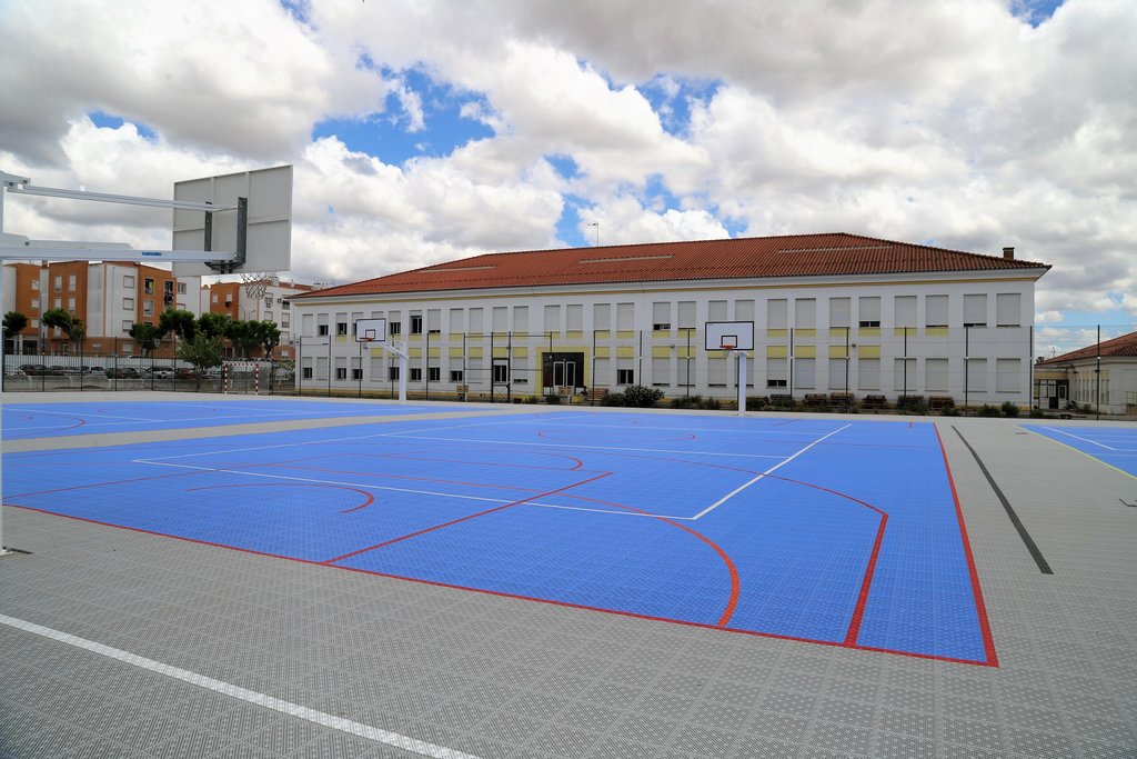 Obras de requalificação do campo desportivo da Escola EB 2,3 de Grândola estão concluídas