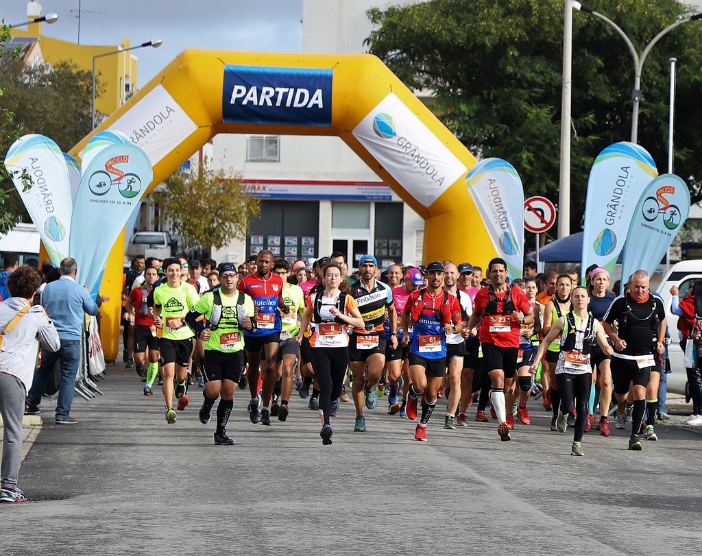 A 7.ª edição do Ultra Trail Serra de Grândola realiza-se este domingo com cerca de 400 atletas in...
