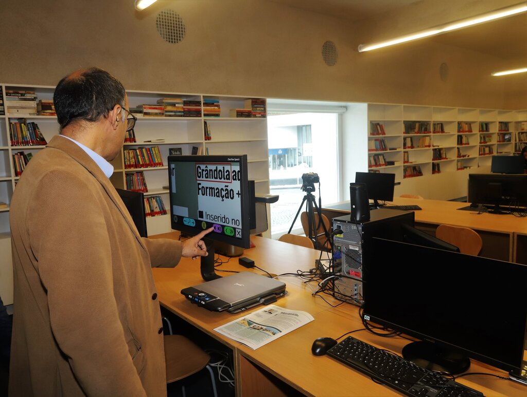 Biblioteca Municipal dotada de equipamentos acessíveis no âmbito do projeto «Cultura para Todos»