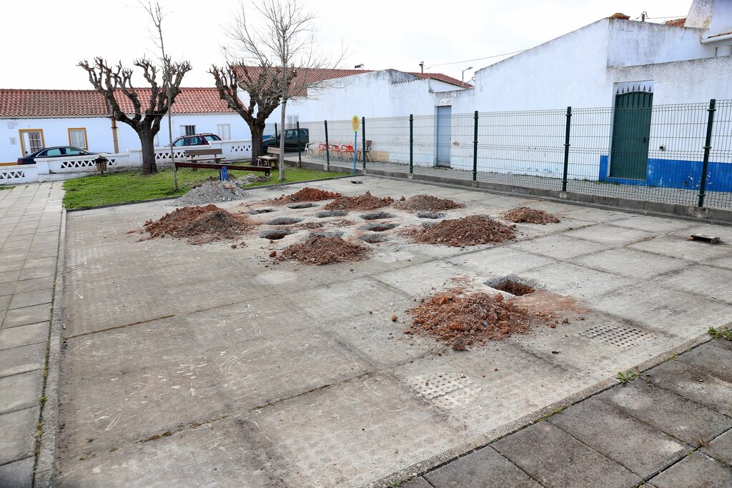 Já começou a obra de requalificação dos Parques infantis de Azinheira dos Barros e do Lousal