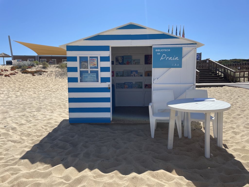Leituras à Beira-Mar: Biblioteca na Praia já chegou aos areais de Melides e Carvalhal