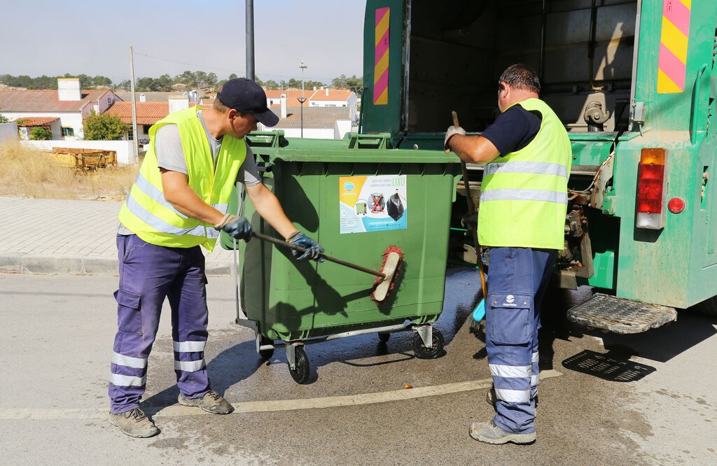 O Município está a proceder à lavagem e higienização dos contentores do lixo