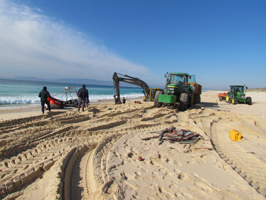 Proteção Civil Municipal coordena rápida remoção de embarcação naufragada na Praia da Comporta