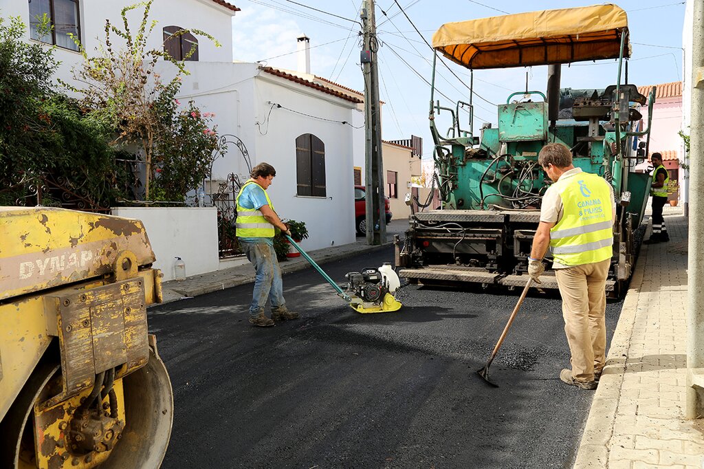 Já arrancou a pavimentação nas ruas do Bairro do Arneiro