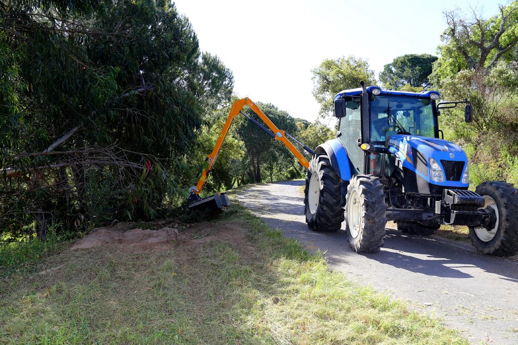 Município Reforça Meios para Limpeza de Bermas e Terrenos