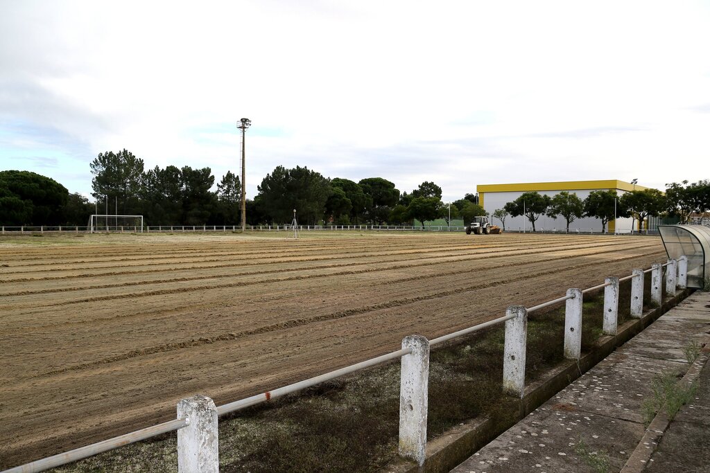 Câmara continua a apostar no desporto e avança com reabilitação dos 2 campos de futebol do Parque...