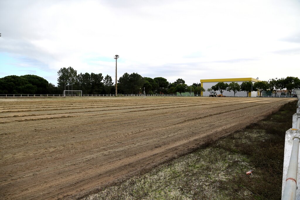 Câmara continua a apostar no desporto e avança com reabilitação dos 2 campos de futebol do Parque...