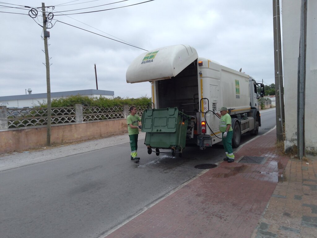 Lavagem e desinfecção de contentores do lixo